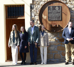Fotografía de grupo en la placa conmemorativa de Pion